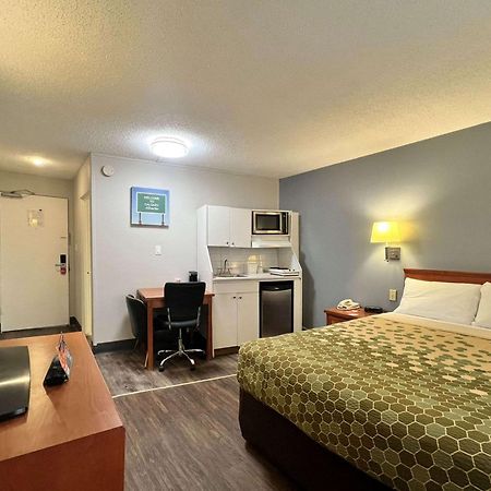 YYC Econo Lodge Motel Village מראה חיצוני תמונה