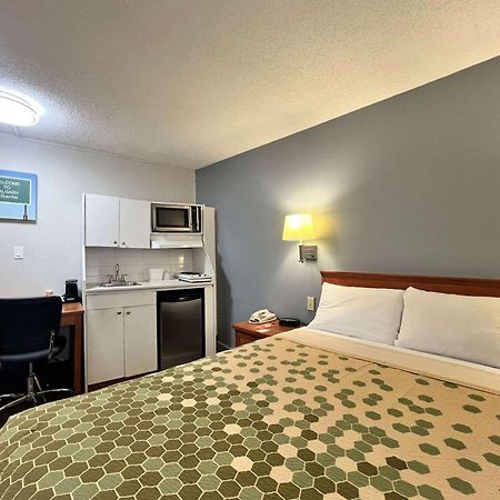 YYC Econo Lodge Motel Village מראה חיצוני תמונה
