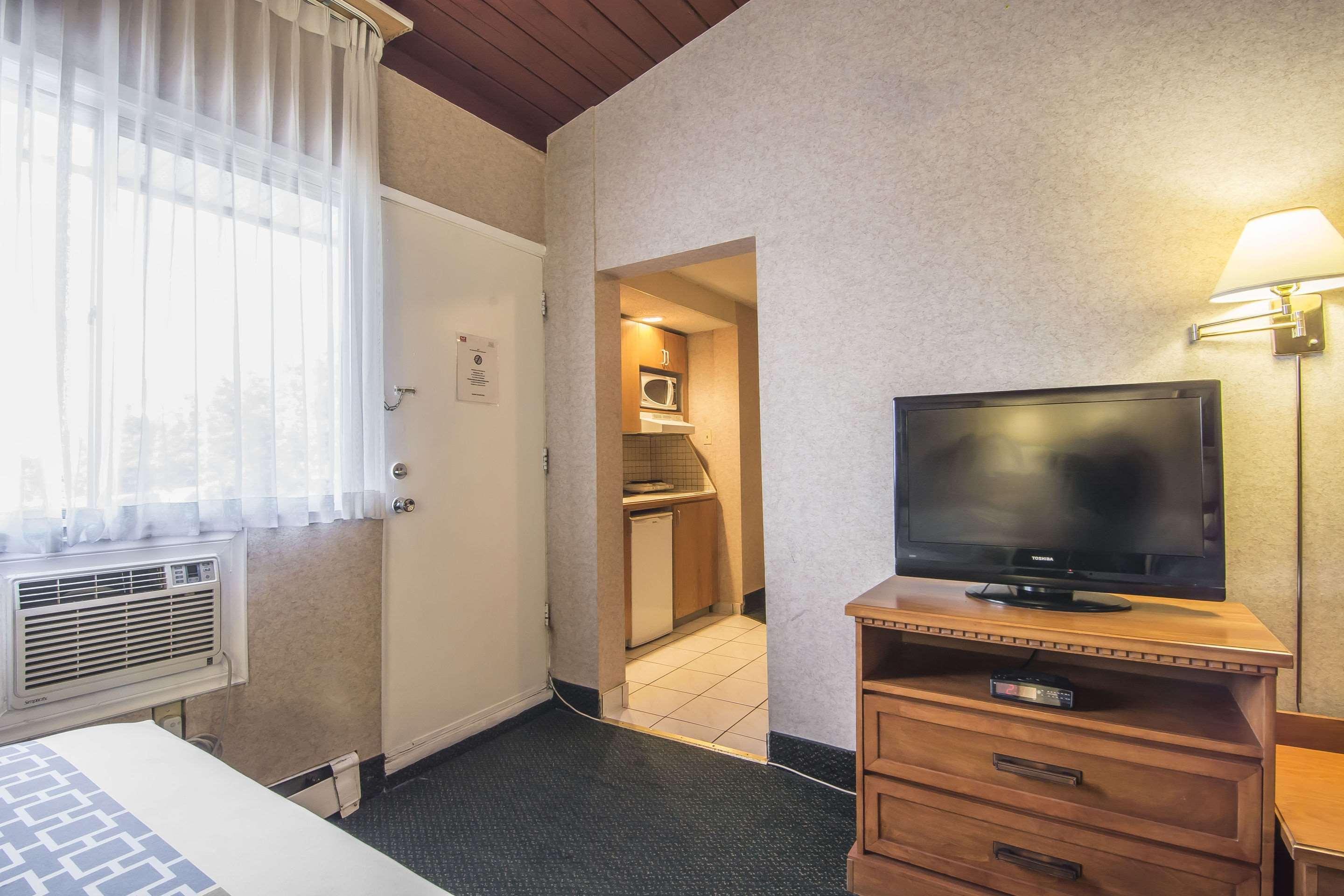 YYC Econo Lodge Motel Village מראה חיצוני תמונה