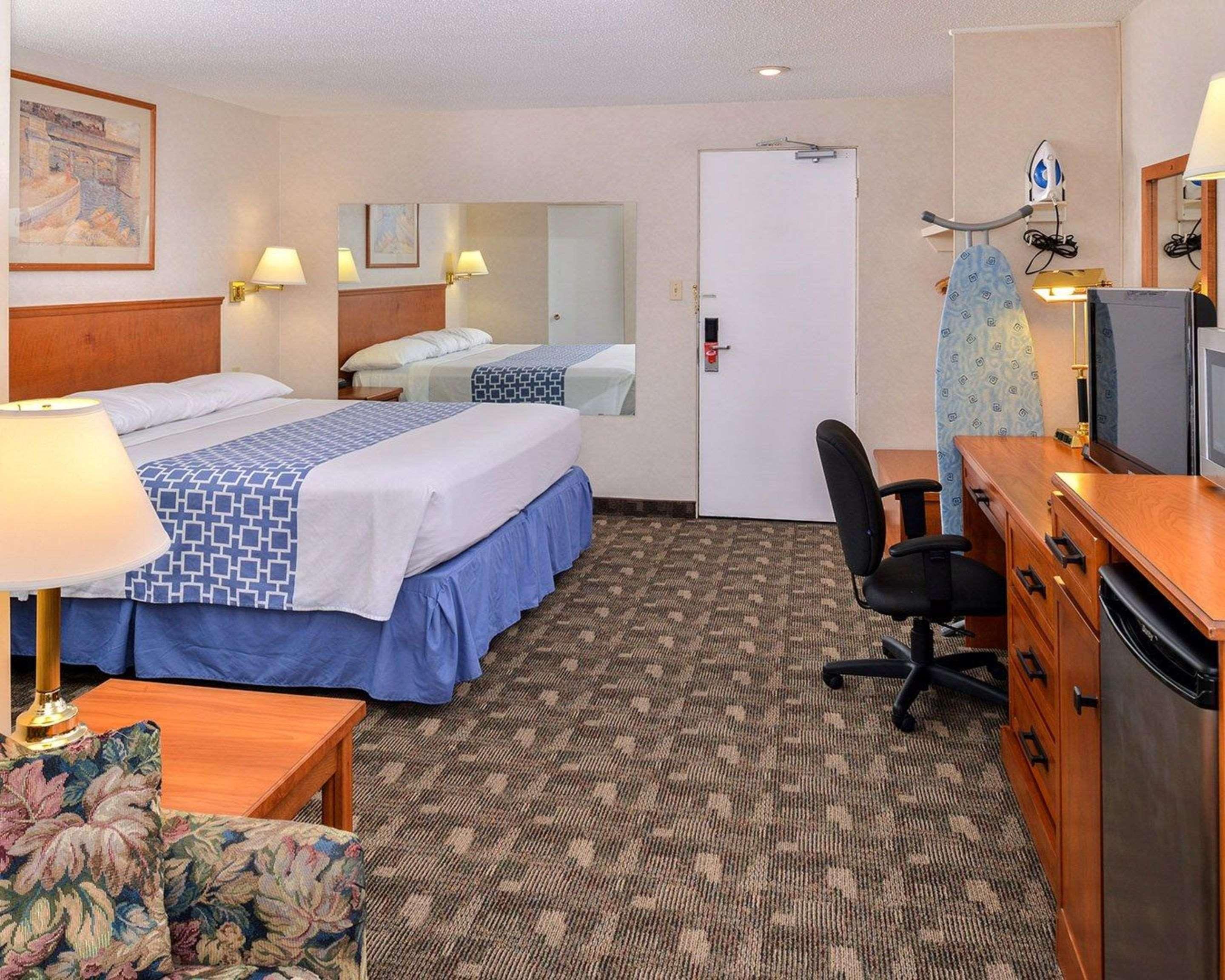 YYC Econo Lodge Motel Village מראה חיצוני תמונה