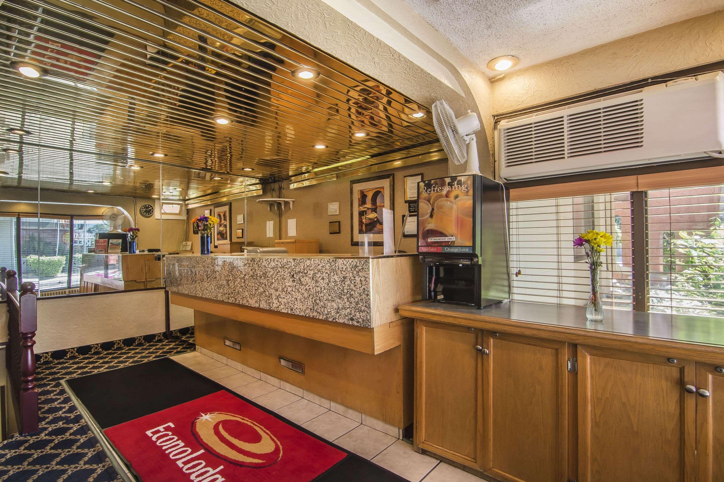 YYC Econo Lodge Motel Village מראה חיצוני תמונה