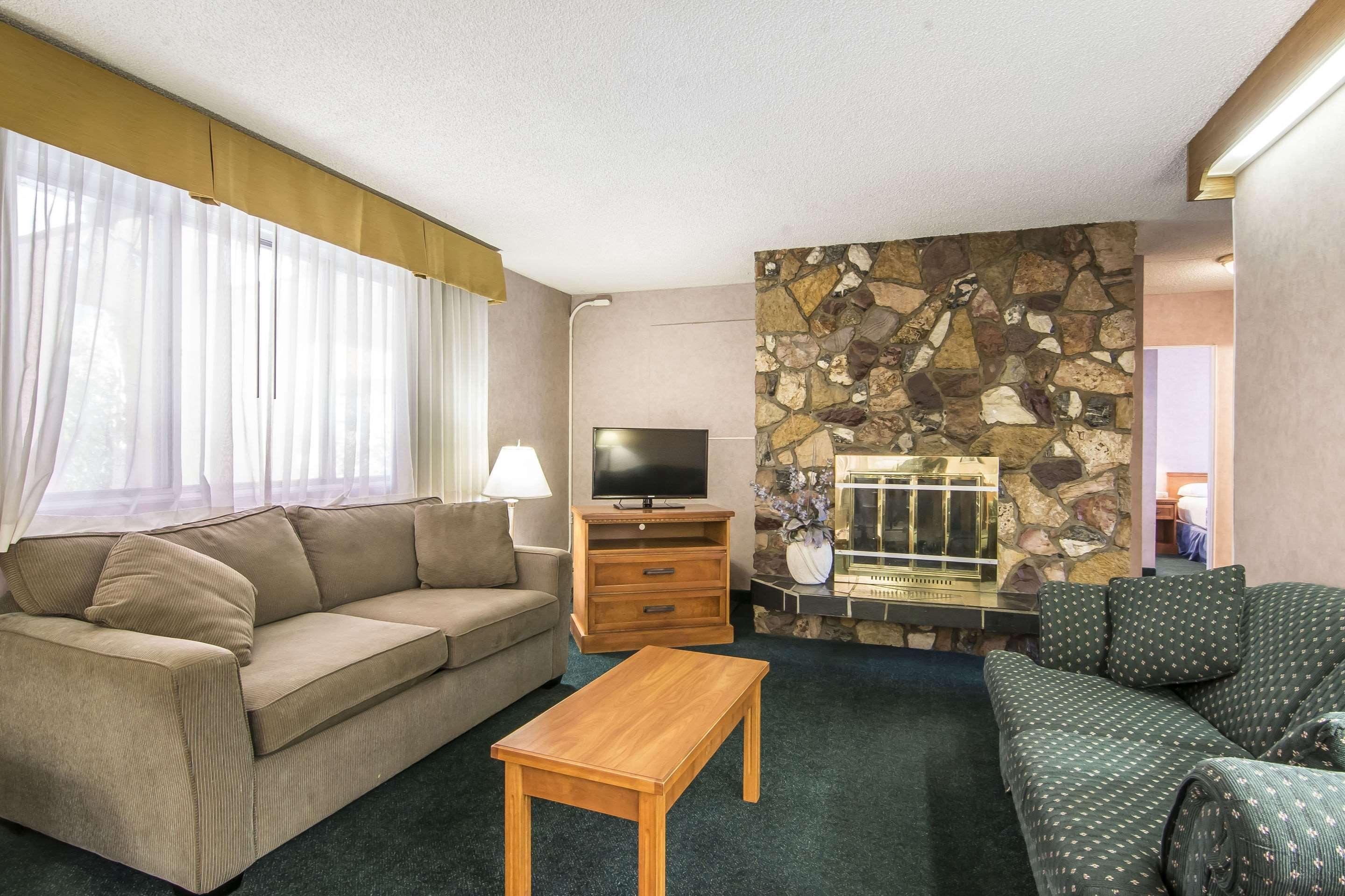 YYC Econo Lodge Motel Village מראה חיצוני תמונה