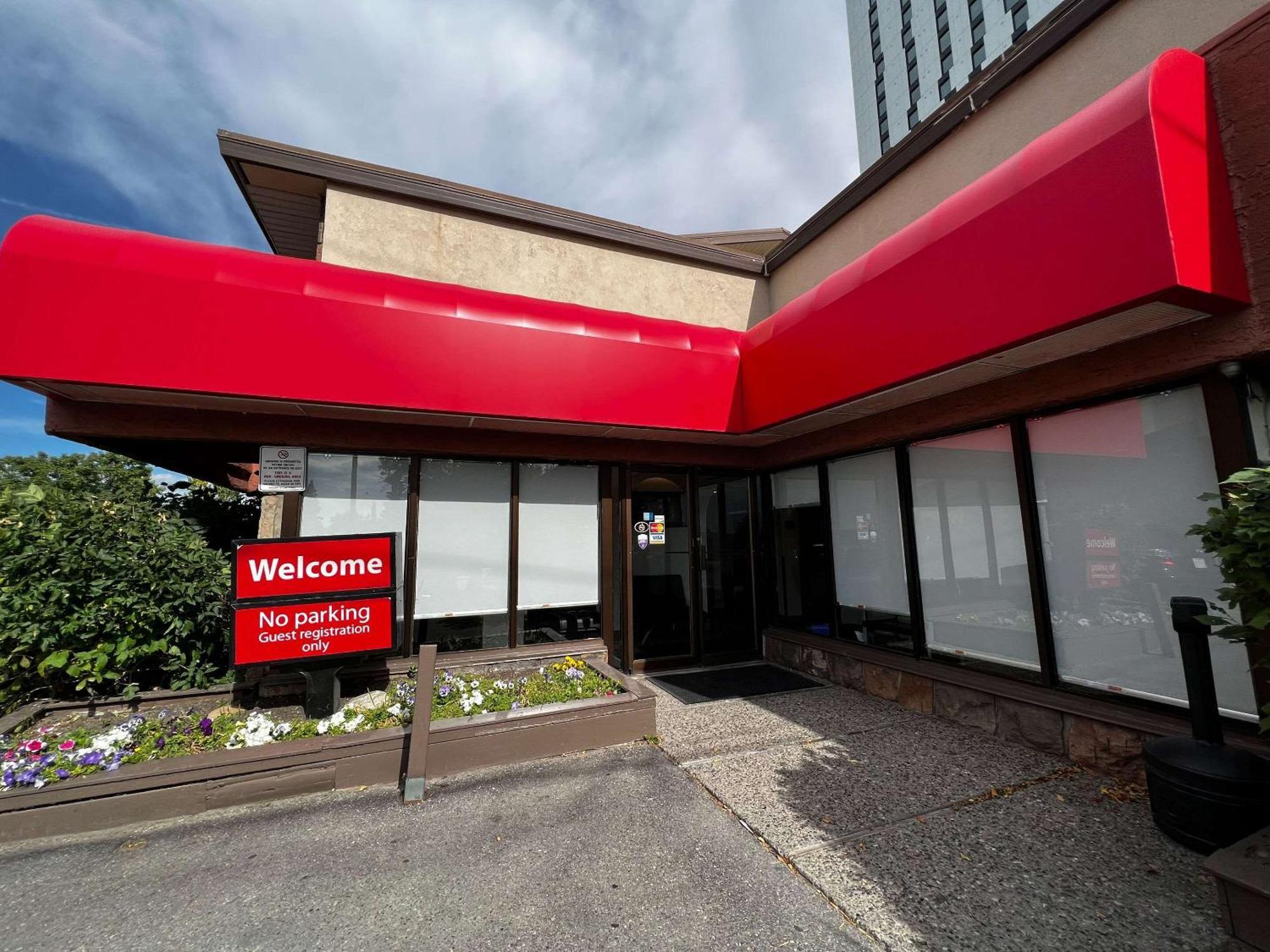YYC Econo Lodge Motel Village מראה חיצוני תמונה