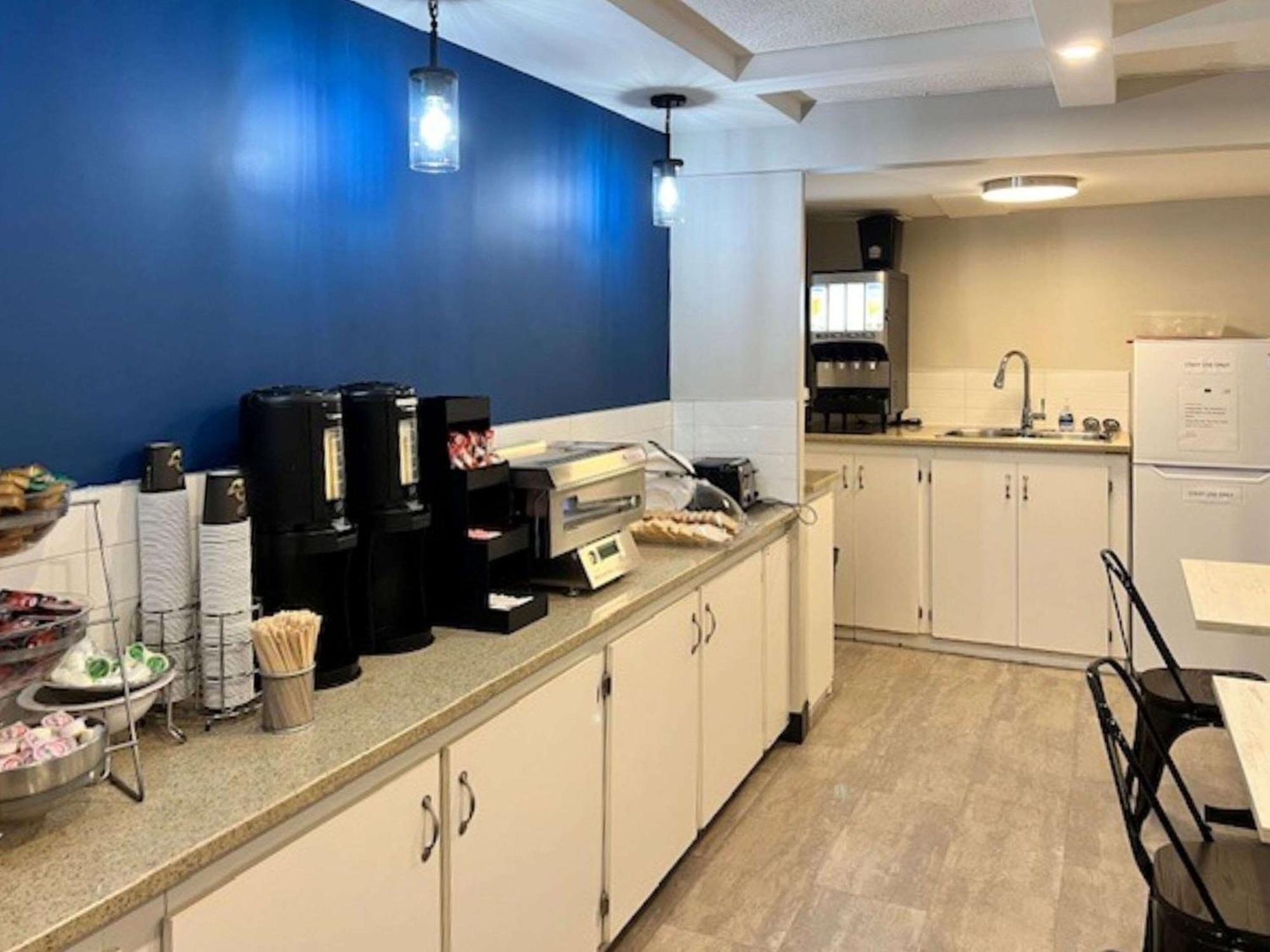 YYC Econo Lodge Motel Village מראה חיצוני תמונה