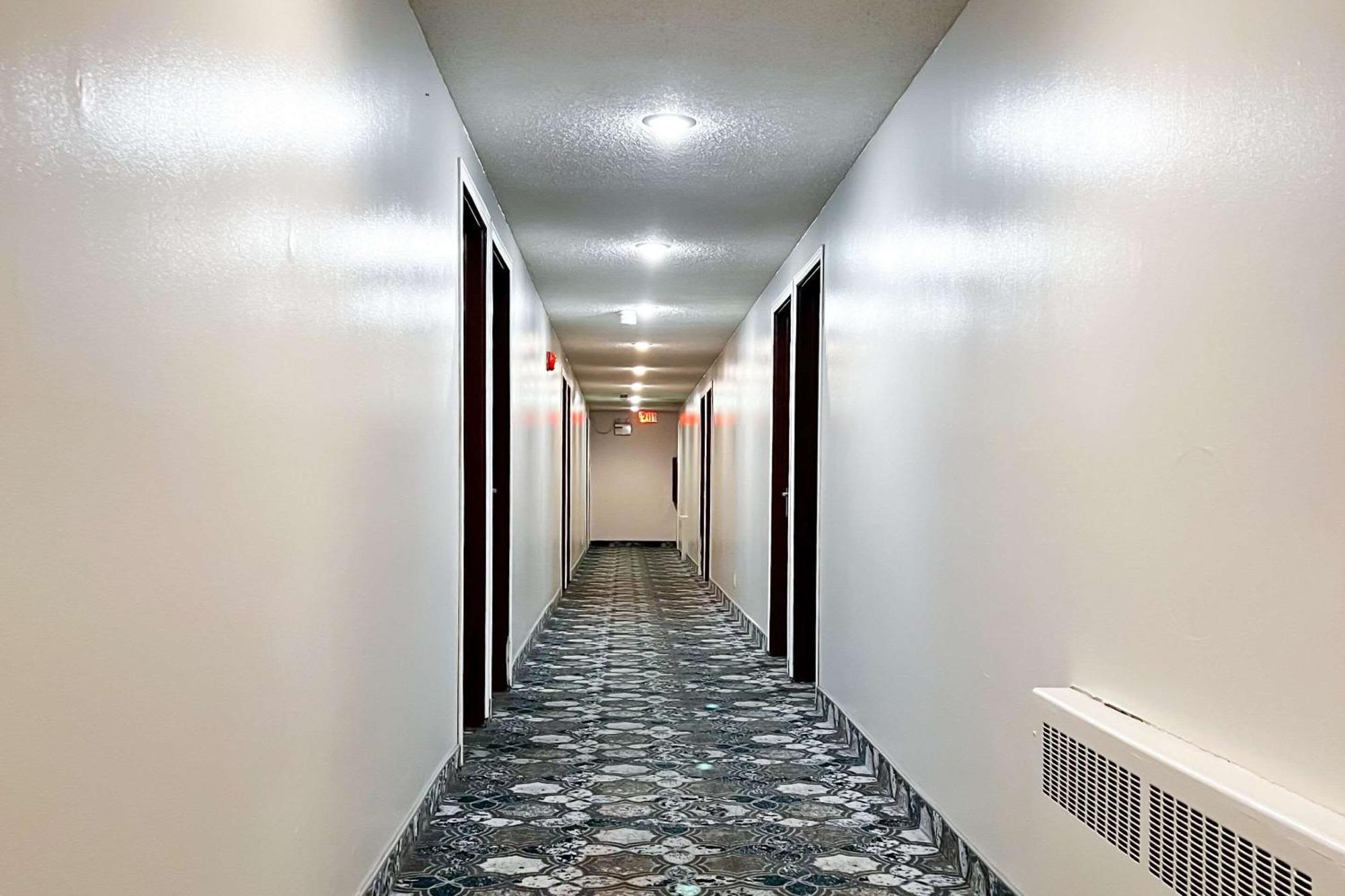 YYC Econo Lodge Motel Village מראה חיצוני תמונה