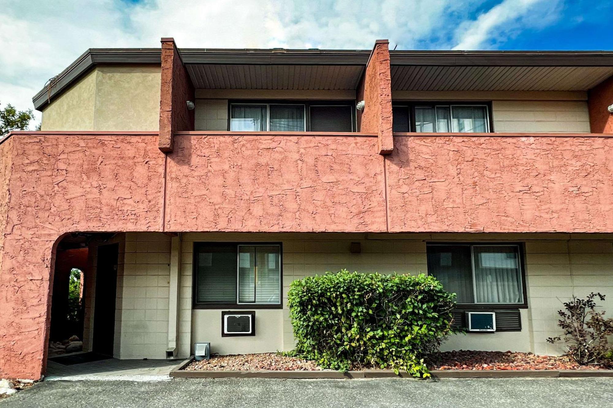 YYC Econo Lodge Motel Village מראה חיצוני תמונה