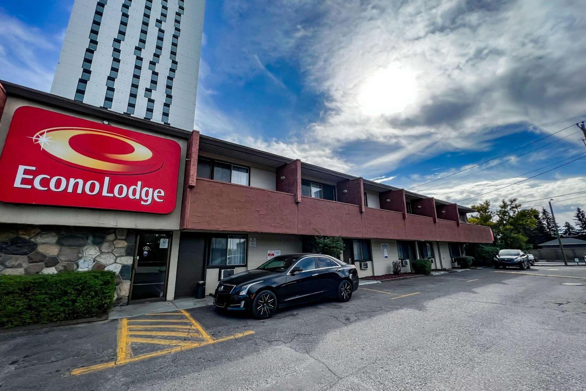 YYC Econo Lodge Motel Village מראה חיצוני תמונה