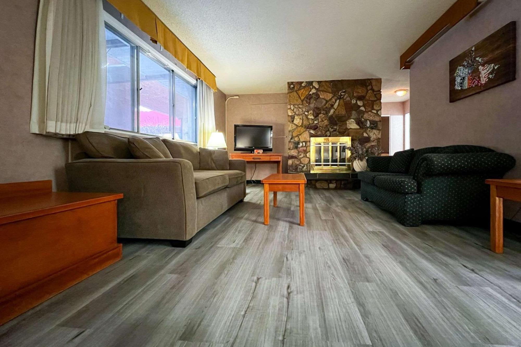 YYC Econo Lodge Motel Village מראה חיצוני תמונה