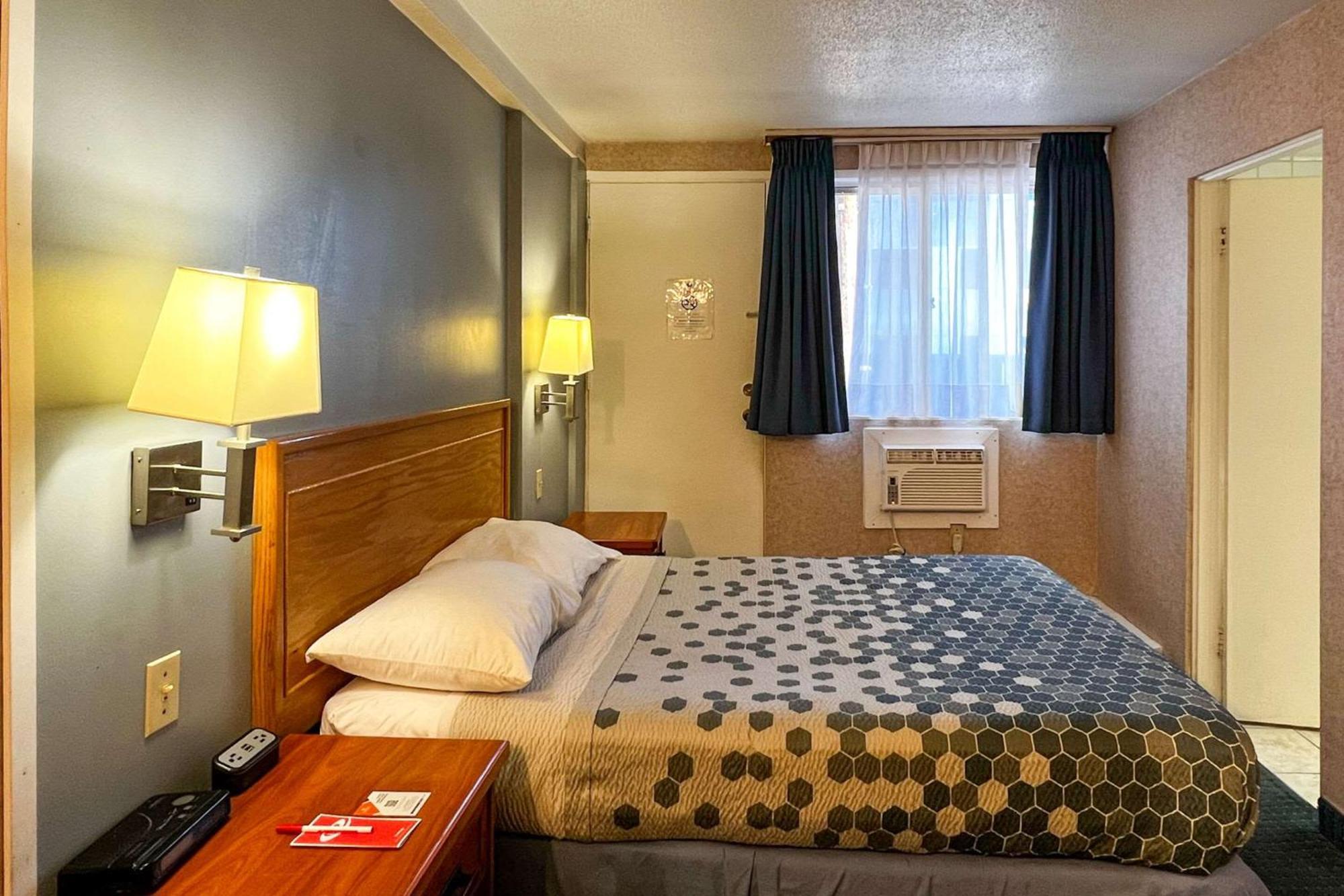 YYC Econo Lodge Motel Village מראה חיצוני תמונה