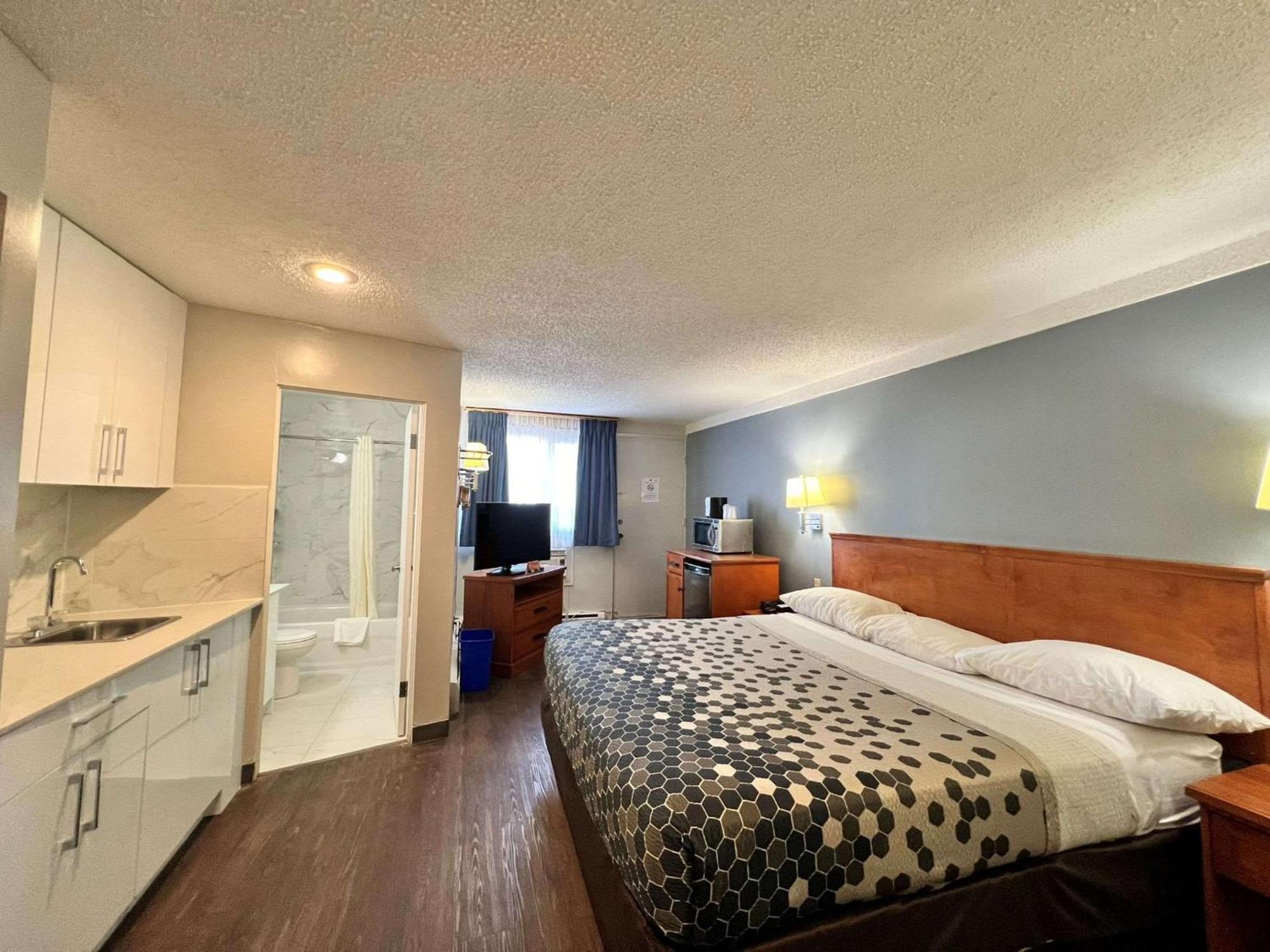 YYC Econo Lodge Motel Village מראה חיצוני תמונה