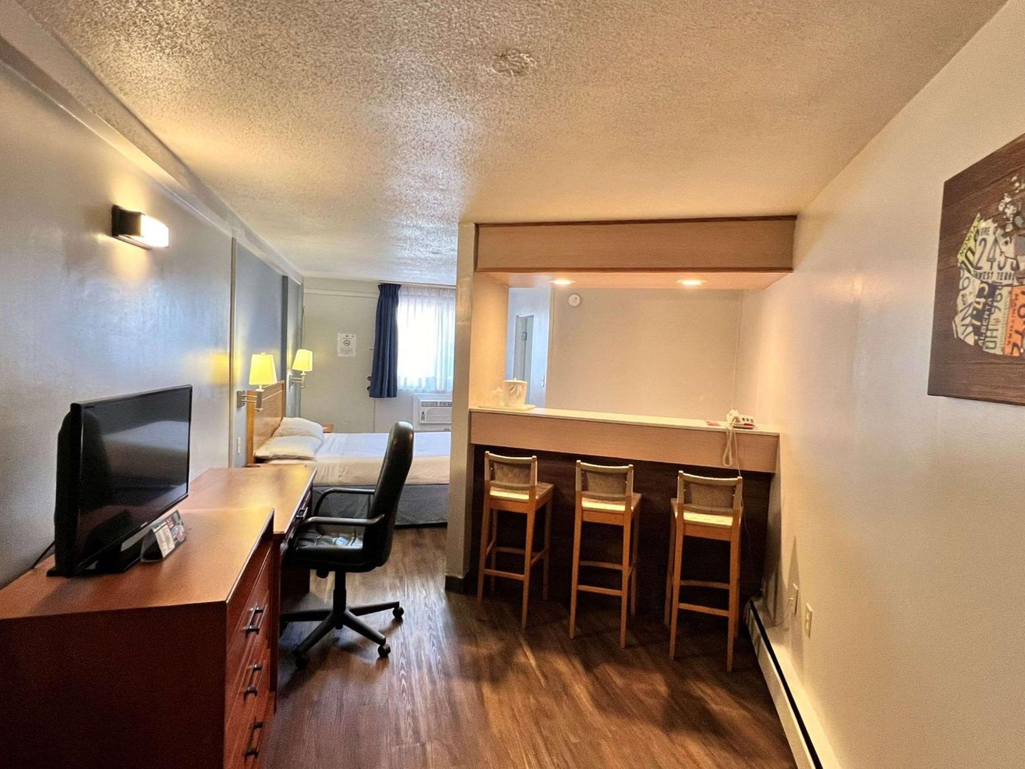 YYC Econo Lodge Motel Village מראה חיצוני תמונה
