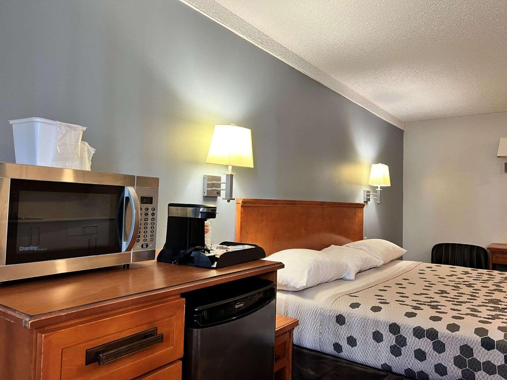 YYC Econo Lodge Motel Village מראה חיצוני תמונה