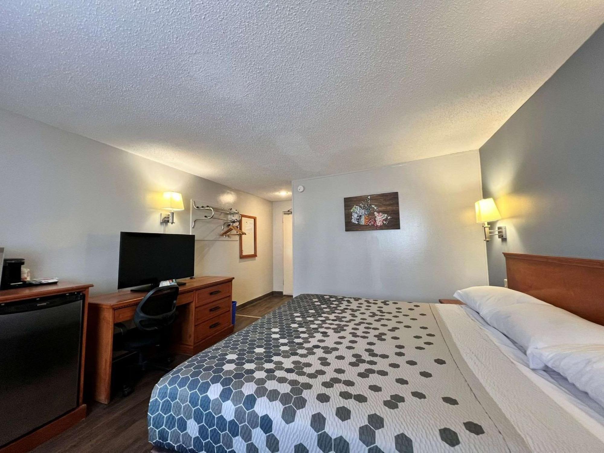 YYC Econo Lodge Motel Village מראה חיצוני תמונה