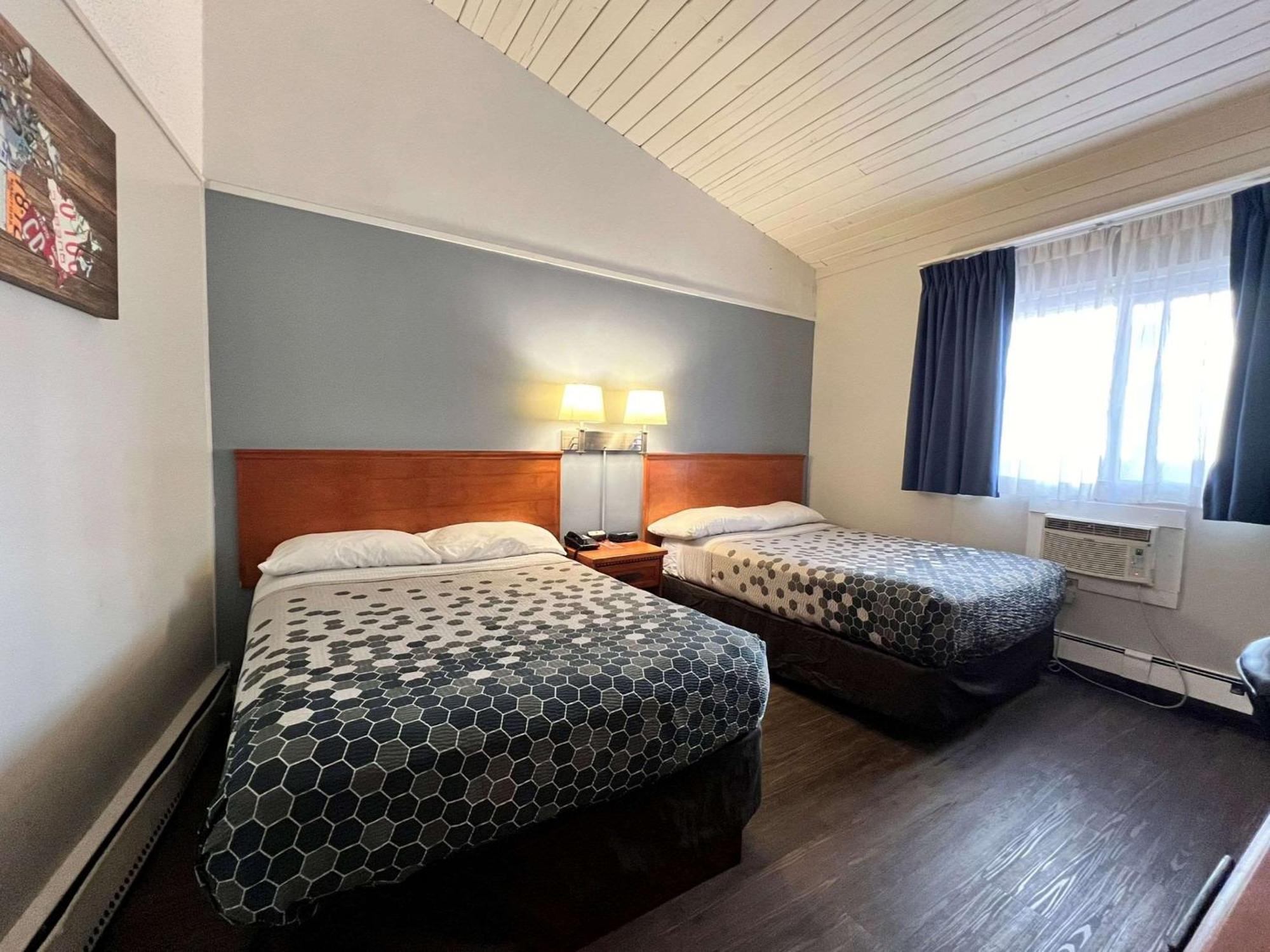 YYC Econo Lodge Motel Village מראה חיצוני תמונה