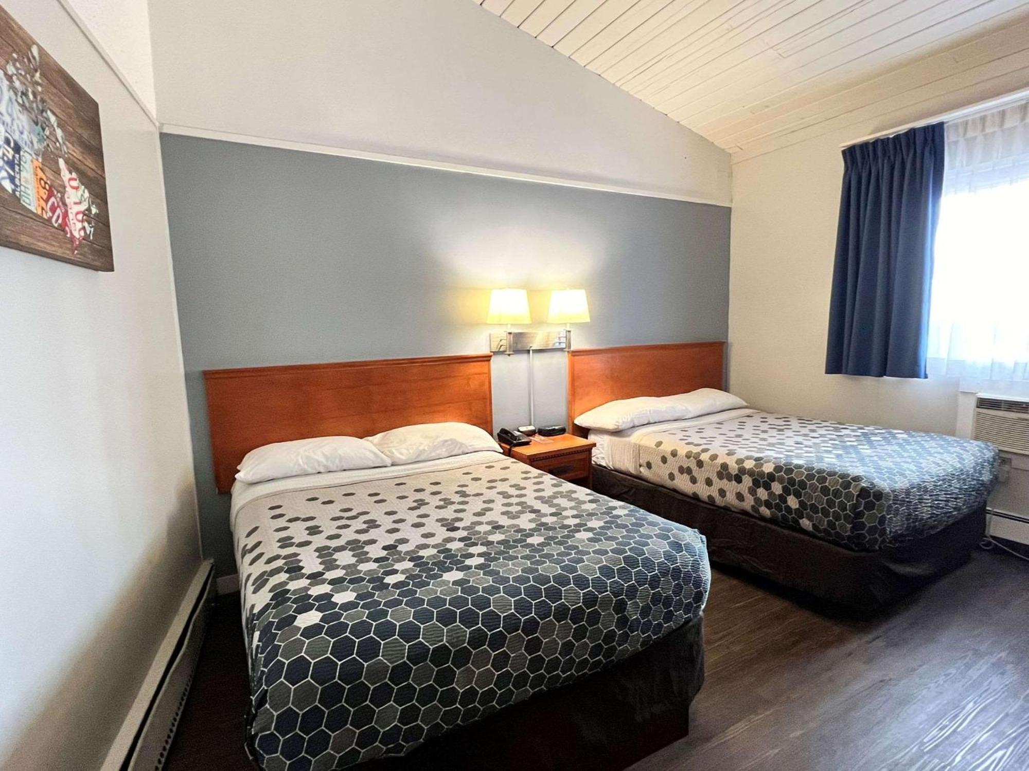 YYC Econo Lodge Motel Village מראה חיצוני תמונה