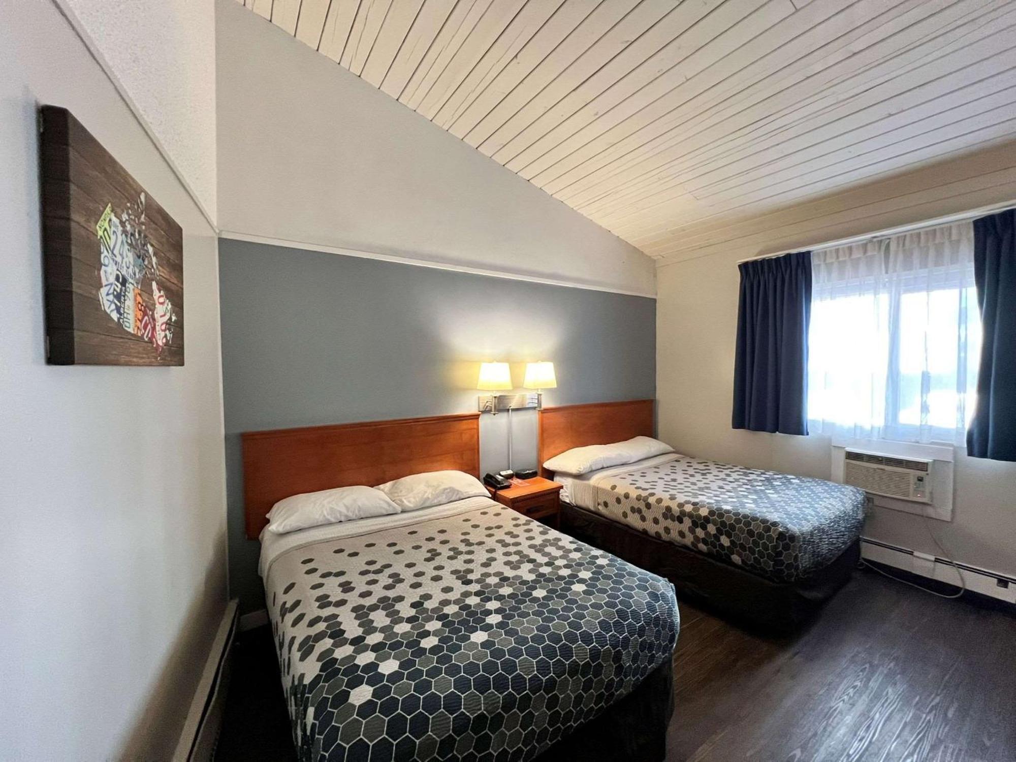 YYC Econo Lodge Motel Village מראה חיצוני תמונה