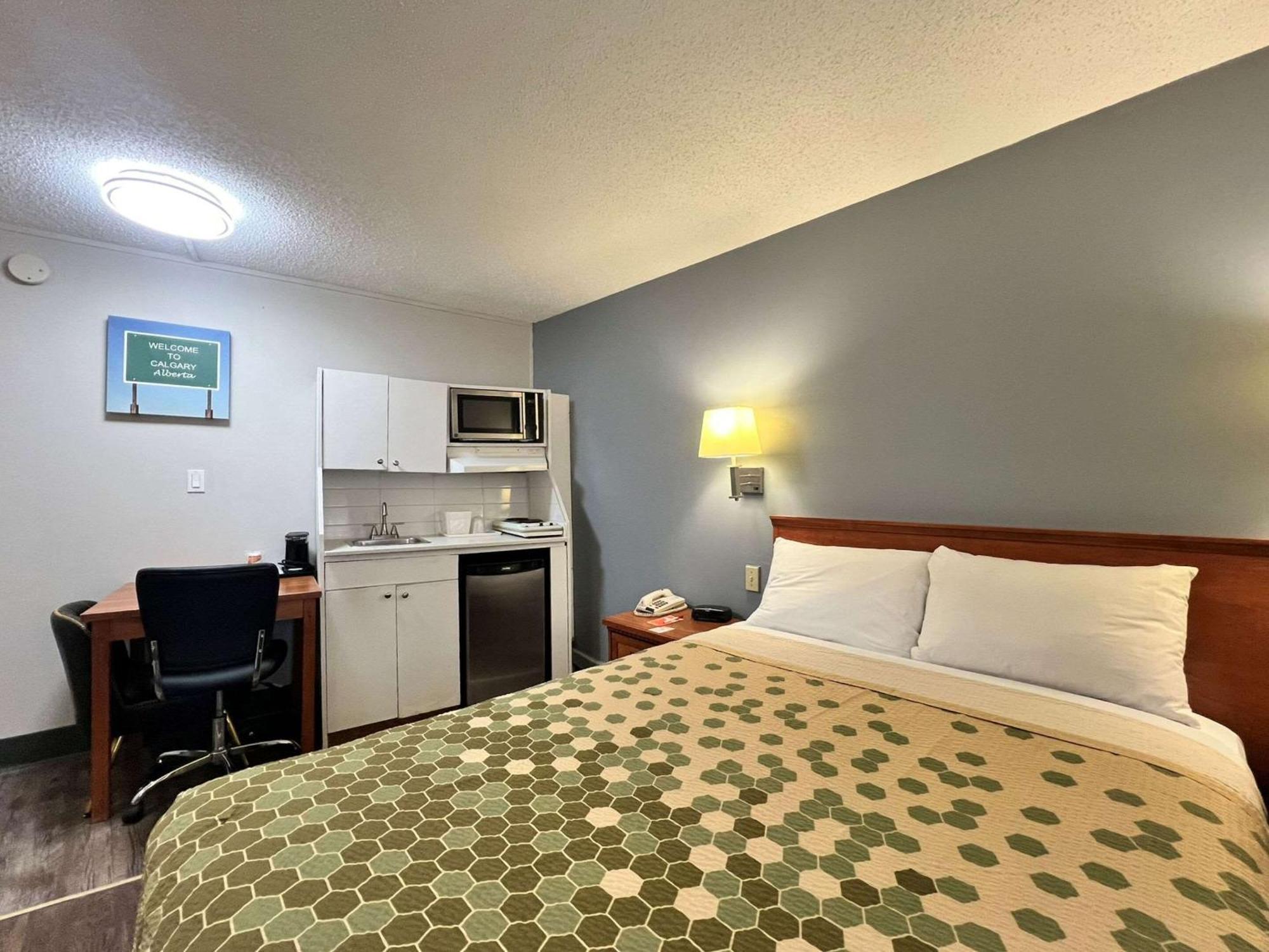 YYC Econo Lodge Motel Village מראה חיצוני תמונה