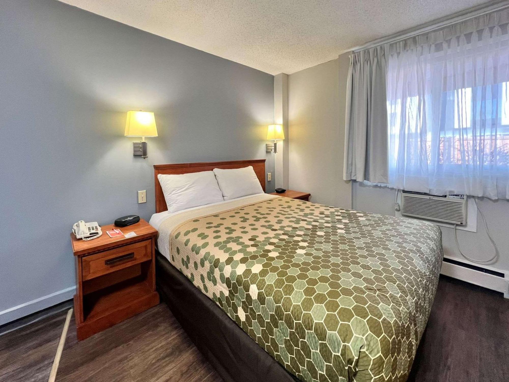 YYC Econo Lodge Motel Village מראה חיצוני תמונה