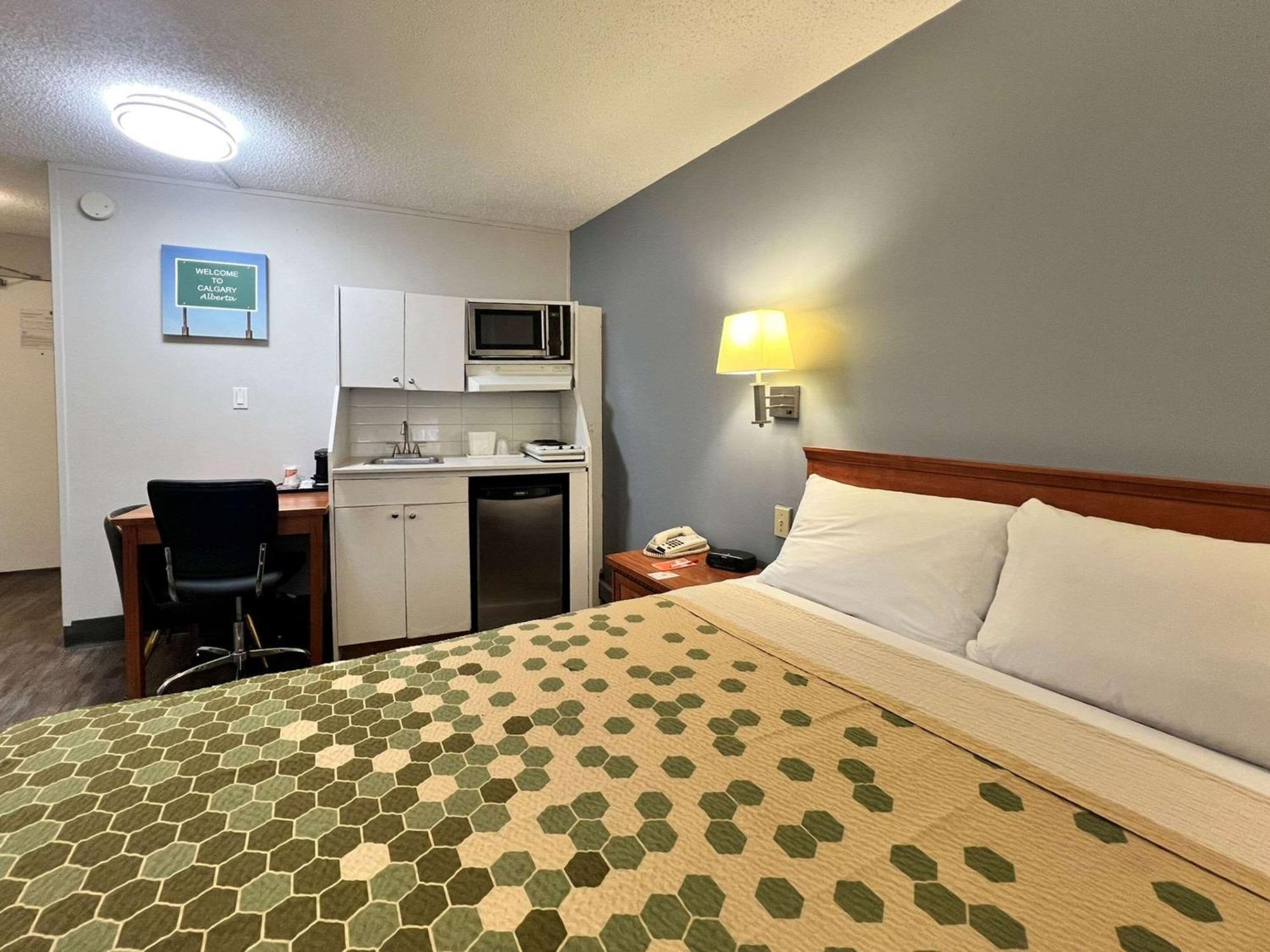 YYC Econo Lodge Motel Village מראה חיצוני תמונה