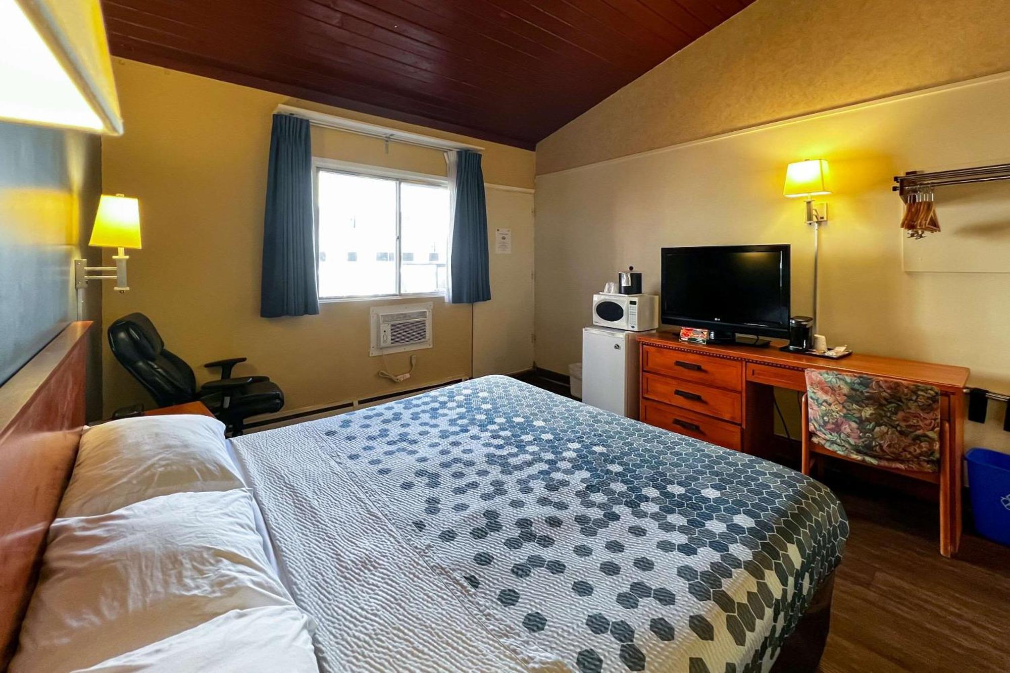 YYC Econo Lodge Motel Village מראה חיצוני תמונה