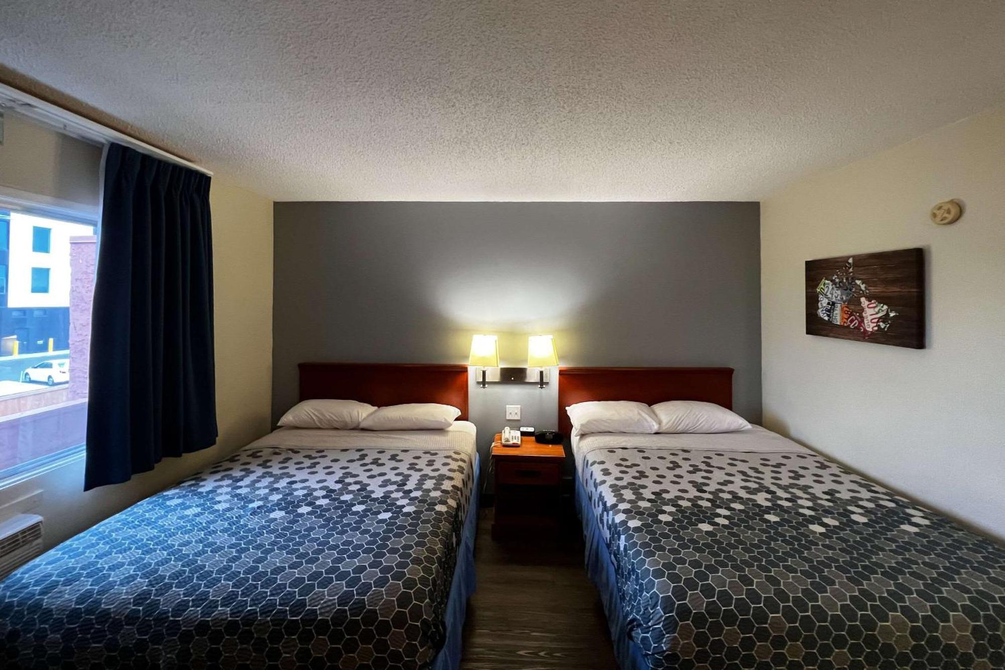 YYC Econo Lodge Motel Village מראה חיצוני תמונה