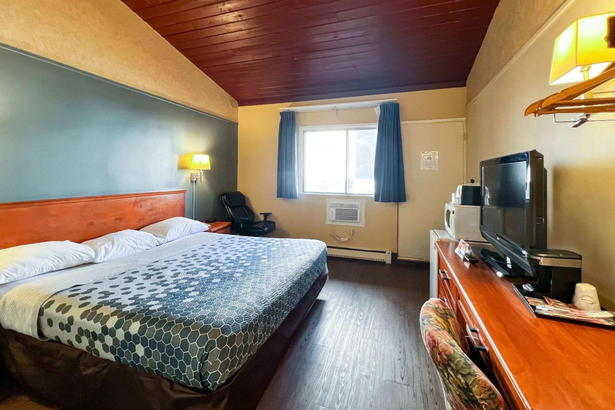 YYC Econo Lodge Motel Village מראה חיצוני תמונה