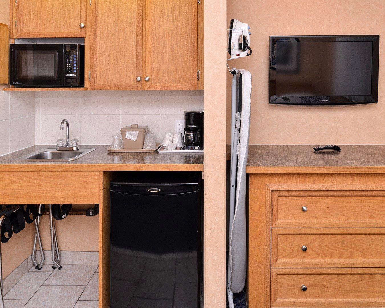 YYC Econo Lodge Motel Village חדר תמונה