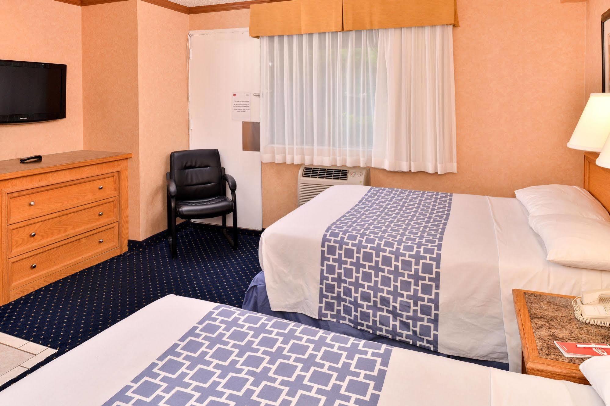 YYC Econo Lodge Motel Village מראה חיצוני תמונה