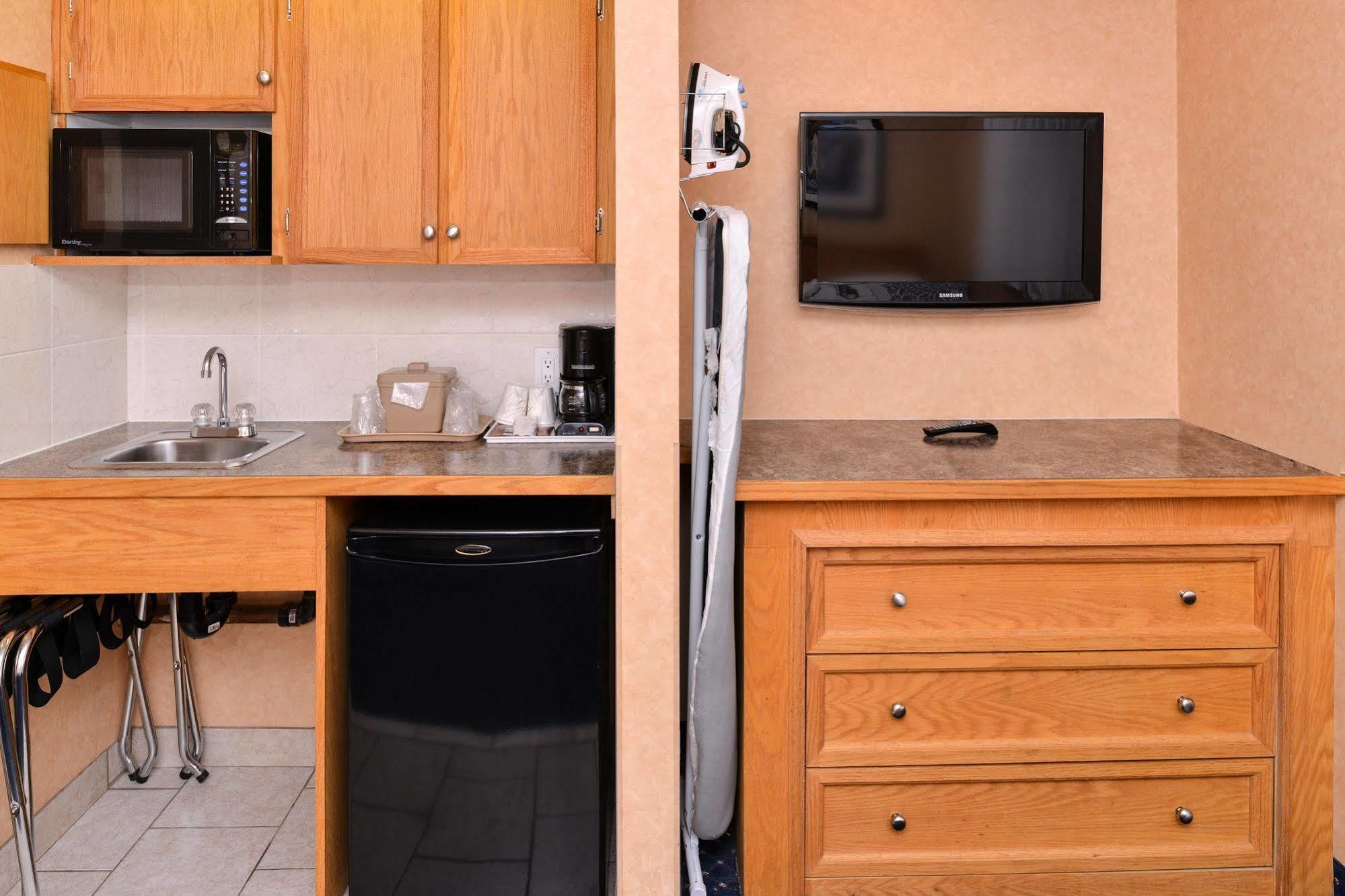YYC Econo Lodge Motel Village מראה חיצוני תמונה