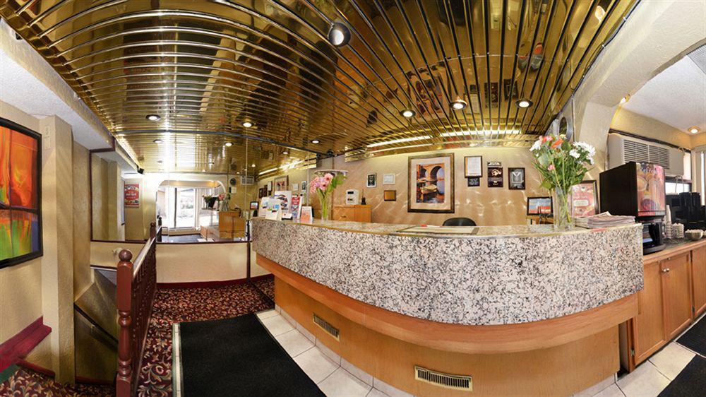 YYC Econo Lodge Motel Village מראה חיצוני תמונה