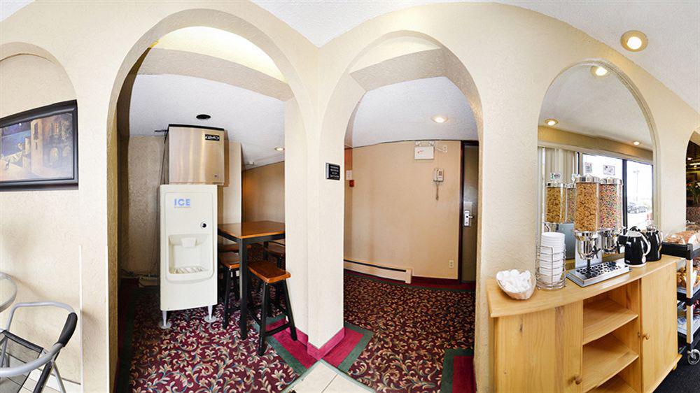 YYC Econo Lodge Motel Village מראה חיצוני תמונה